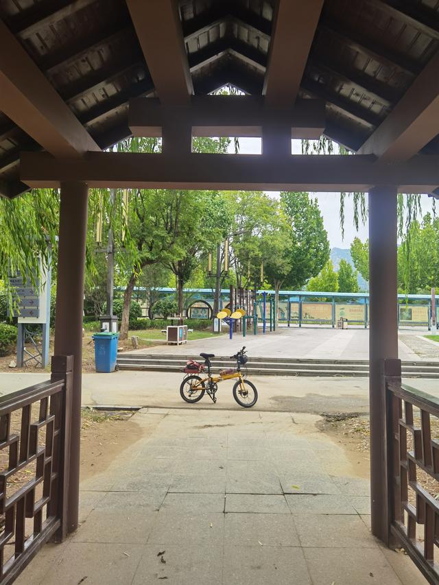 初秋，迎着习习秋风骑行赏景