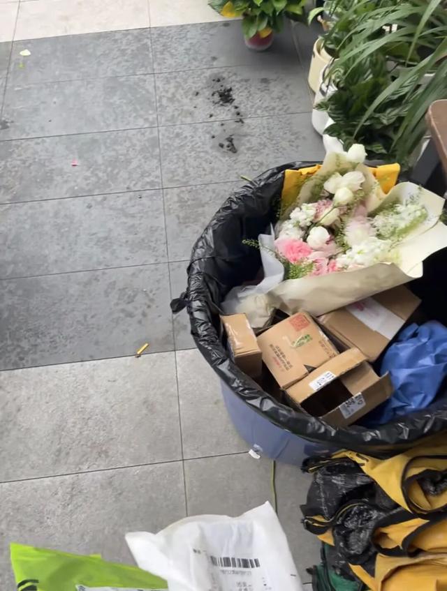 上海一保安，因“捡业主淘汰的花”而火了，那叫一个壮观，晒晒