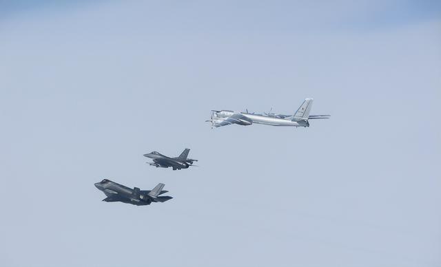 东海不明机抵近，远海中外战机对峙！外机大秀导弹，产生巨大威胁