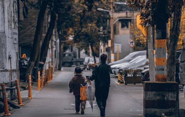 帅气的体育老师，把我叫到器材室，手把手教我“特殊”动作