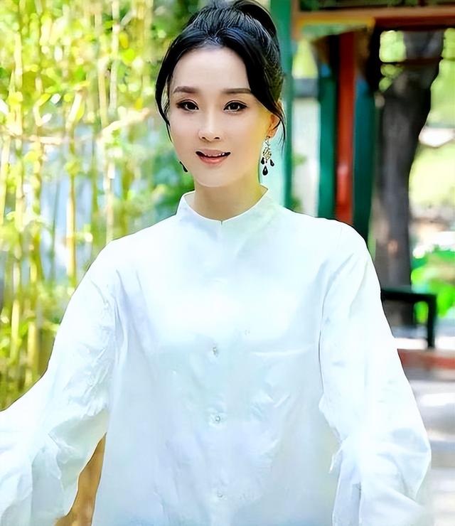 王艳太有钱了，穿睡衣在自家花园散步，背后就是紫禁城！