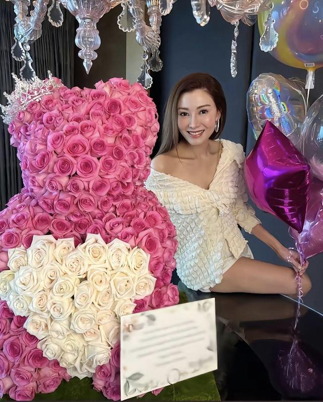 你们没有看错，这是52岁的李嘉欣，活出了大多女人梦想中的自己