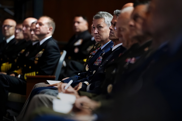 摊牌了！美国备战信号强烈，川普要“砍官增兵”，第一波福利已发