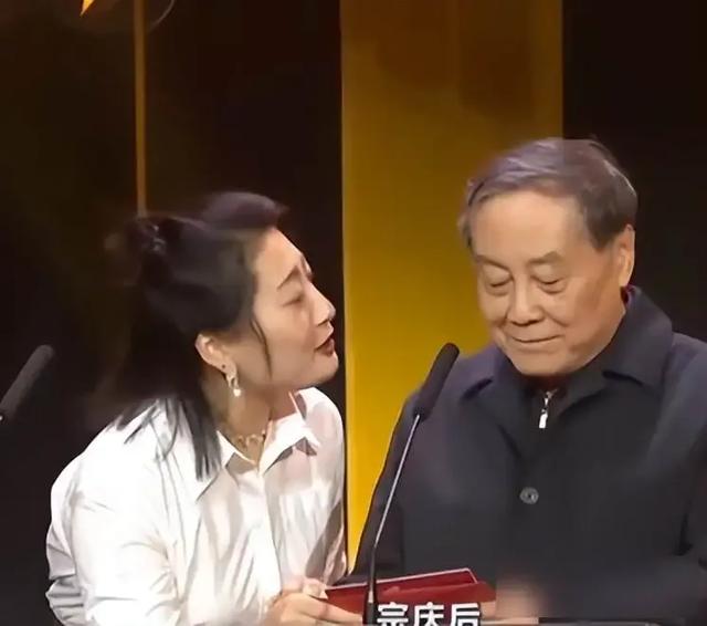 同样是宗庆后的基因，43岁宗馥莉和27岁宗婕莉，放一起差别出来了