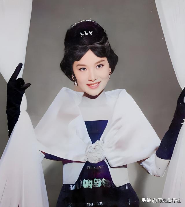 夏梦有多美？57年她和毛主席合影，那年24岁，端庄典雅，美艳绝伦