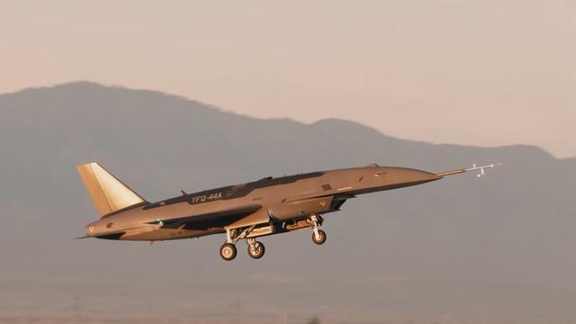 竞争加速创新！美国CCA项目双雄对决	，YFQ-44A首飞改写作战规则