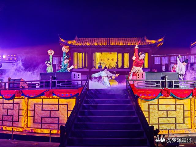 湖北：祥云湾庆典燃爆文旅圈 三喜临门夜 千人天灯点亮浪漫星河‌