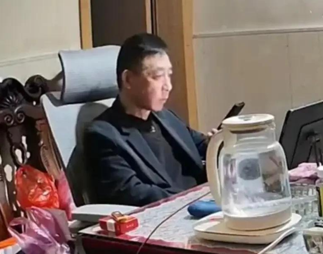 男子暴打母亲后续！亲戚为男子发声，动手事出有因，老人拿钱捞人