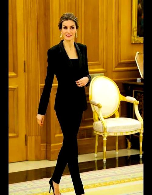 西班牙索菲亚公主入学照！明媚灿烂青春洋溢，比男同学还要高半头