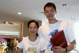 体操女神嫁给男篮朱芳雨，被出轨竟还被抢孩子，离婚几乎净身出户图片