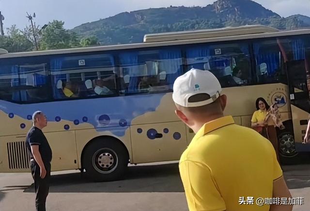 130名游客被丢服务区暴晒！旅游团六小时不发车！花钱也解决不了