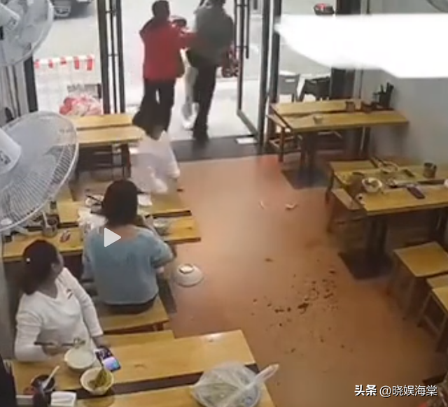 杭州胖女人吃面扣头后续：知情人曝内幕，警方介入，被父子追着打
