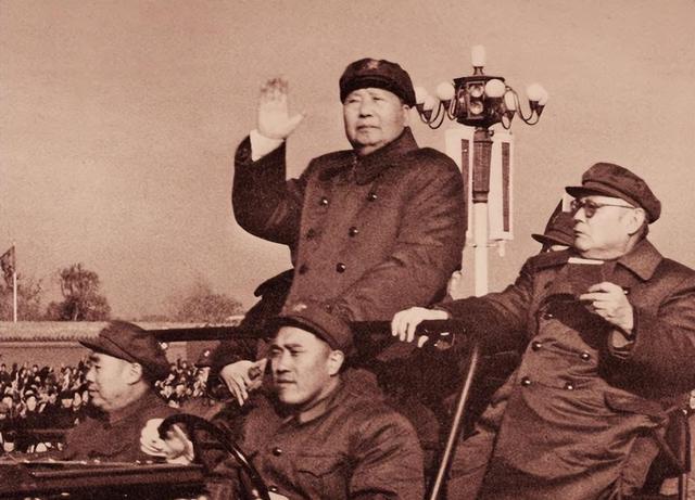李先念为毛主席守灵时，假借散心离开大会堂，私下和一人秘密见面