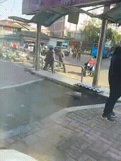 疑与城管队员起争执，老人被推倒后离世；福安警方通报：涉嫌故意伤害，郑某亮已依法被刑拘