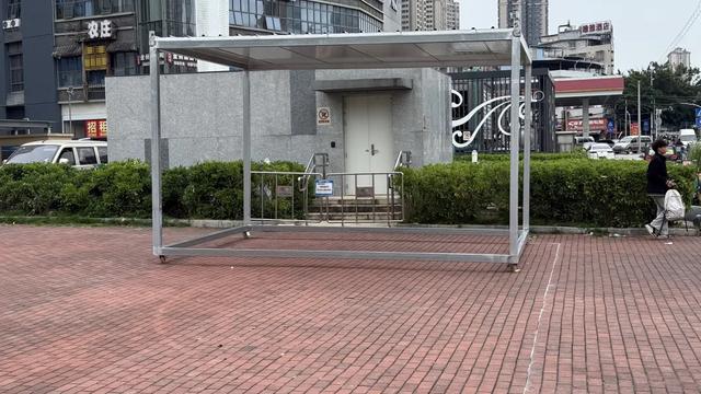 南宁虎丘嘉佑城有大动作?招牌拆掉广场上搭钢架,这是要做什么?