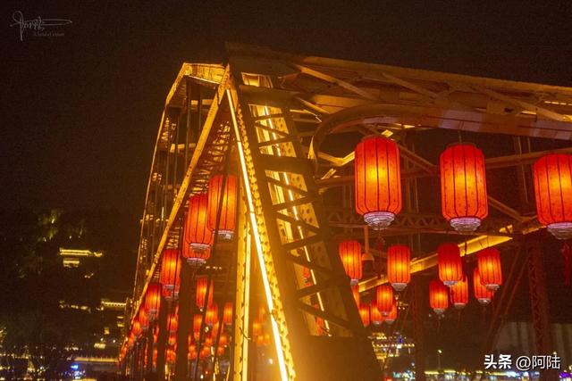 兰州最著名的黄河铁桥,其实是由三个国家合作而建,夜景灯光旖旎