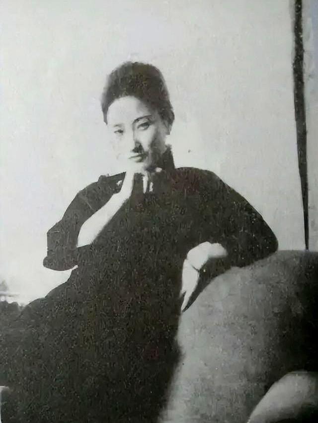 陆小曼有多美？26岁和翁端午游西湖的留影，青春靓丽娇俏可人！