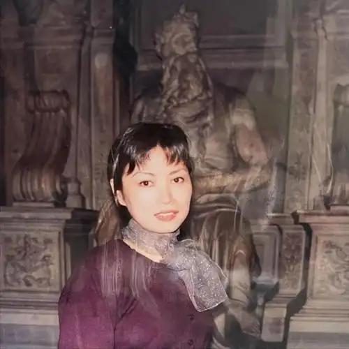 邓文迪当年死皮赖脸生下两个女儿，如今成了94岁默多克遗产受益人