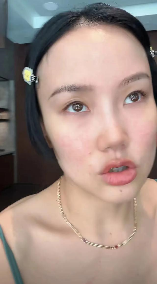 黄龄身穿瑜伽服健身，身材原来这么顶
