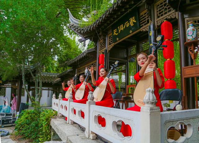 中秋国庆彩灯游园会限定表演！场场精彩～前方有欢乐因子正在释放！