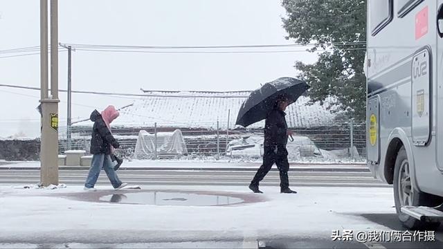 一匹黑马暴雪中压马路，夫妻房车旅居川西，靠充电桩续命！