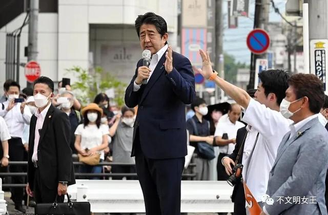 61岁安倍昭恵：丈夫遇刺后搬离婆家，种地疗伤，常去安倍坟前上香