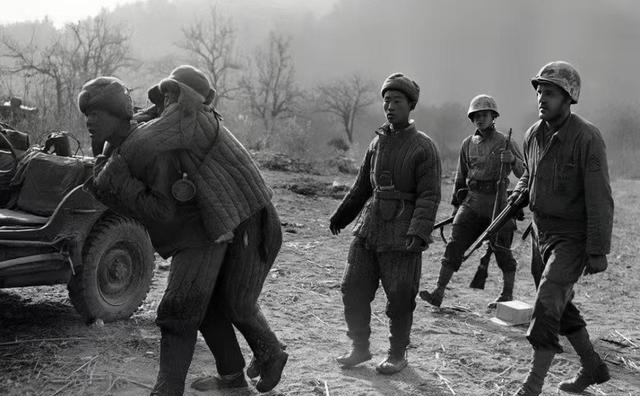 91团被3万美军包围，团长利用灯下黑战术，完好无损突围