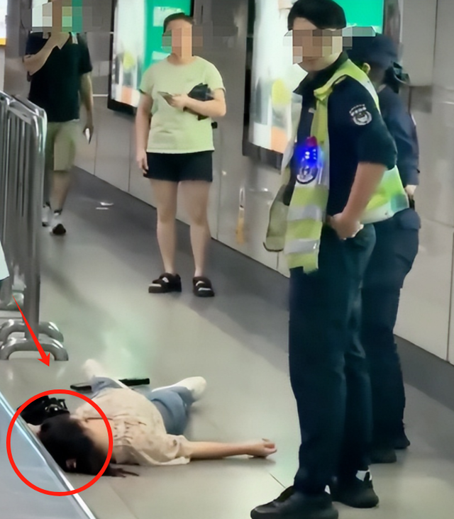 女子地铁追打安检员后，恶心一幕出现，女安检好心劝阻遭质疑