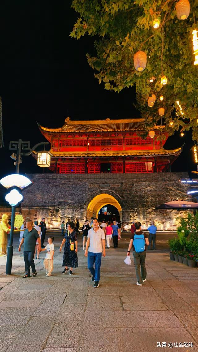 【每日一景】探秘古衢州：访南孔圣地赏水亭门，品鲜辣寻文脉