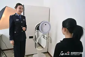 户政业务有“福利” 乌鲁木齐民警来解读图片