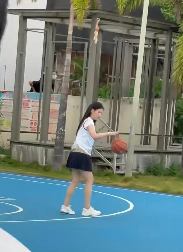 47岁刘涛打篮球被偶遇，真实状态身材不错，没有说的那么年轻漂亮
