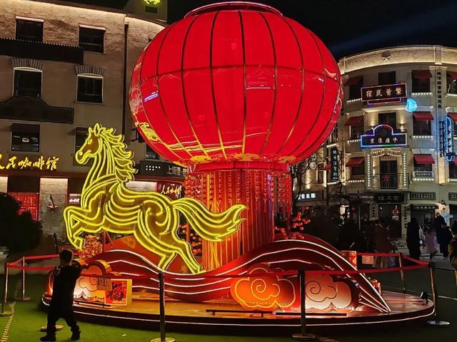 百年街里，四年接力！400万人“扎堆”青岛老城区：新春逛街里，烟火即大局