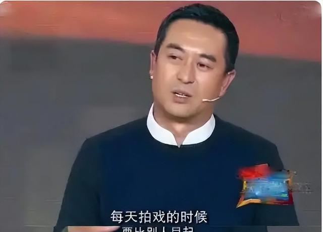 钱再多有什么用！55岁张嘉译现状曝光！病情严重到连走路都站不直