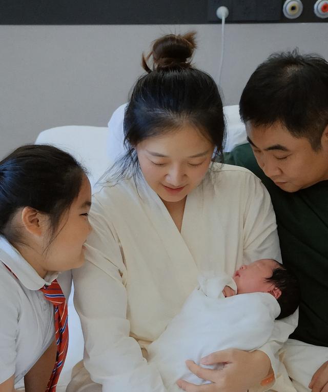 乔杉三胎儿子出生