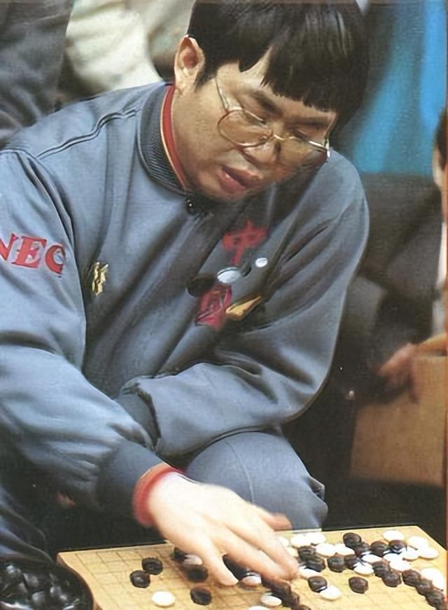 聂卫平葬礼，长子捧遗像，两任妻子未现身	，现任兰莉娅主持现场