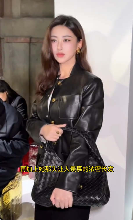 43岁郭晶晶和41岁朱珠同框，才知运动员和女明星的差距，不止气质