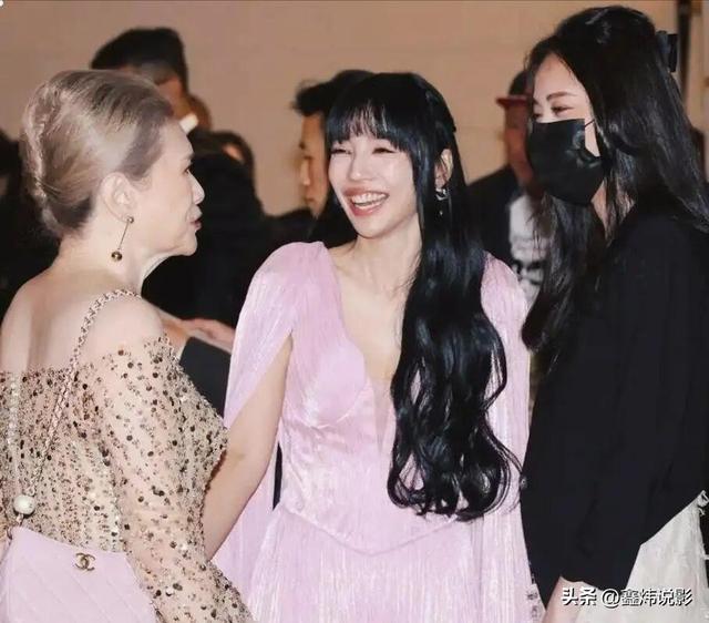 438人见证的梦幻婚礼，3万白玫瑰不敌李靓蕾深V战袍