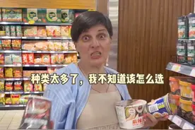 外国丈母娘被中国美食馋哭！泡面酸奶各种炫，深夜偷溜出去撸串图片
