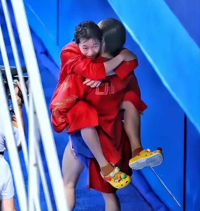 全红婵归队了！她变化真大，身材高挑颜值抢眼，留了长发气场强大