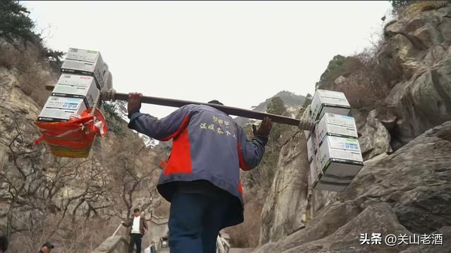 泰山挑山工，一趟120斤，健身博主直言：这活一般人就不要想了