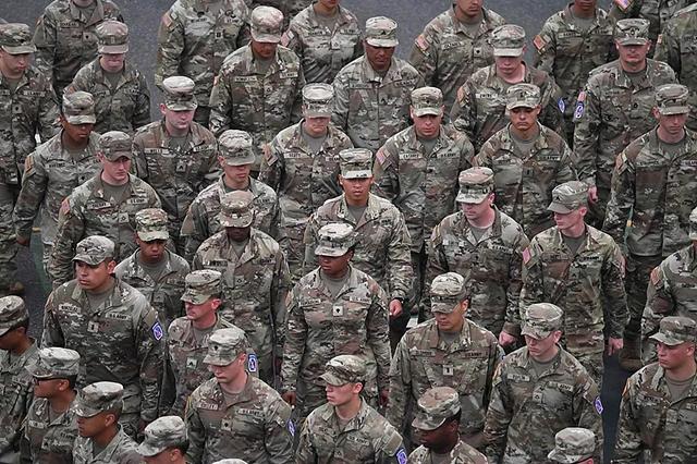 特朗普看完阅兵直播，下令8架战机飞过白宫，现场过一把阅兵瘾