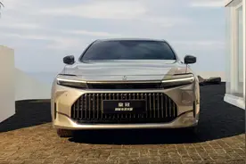 新车丨采用2.4T同款造型，起售下调7万！2024款皇冠Sedan 2.5L上市图片