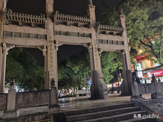 夜逛钟鼓楼，感受十三朝古都的人间烟火，不愧为大唐不夜城