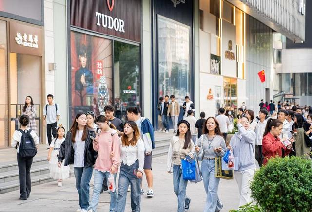 从寺庙到商场，年轻人为啥扎堆拜财神？购物中心的流量焦虑藏不住