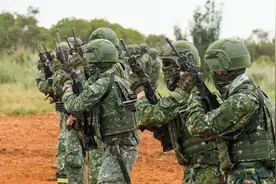 解放军一招，试出台军底牌，岛内爆发“退伍潮”，赖清德被喊下台图片