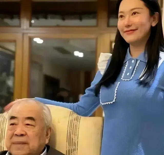 87岁范曾近况：他86岁娶的小50岁娇妻徐萌，如今已成他的晚年依靠