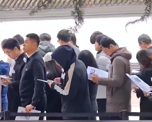 杨振宁葬礼：翁帆哭到眼通红，74岁长子缺席，孙辈抱遗像送行