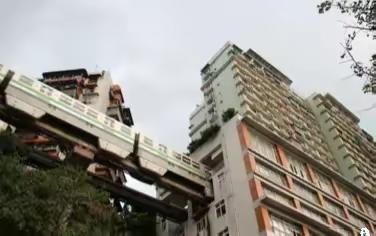 这并非科幻电影的虚构画面，而是真实存在于山城重庆的日常奇观