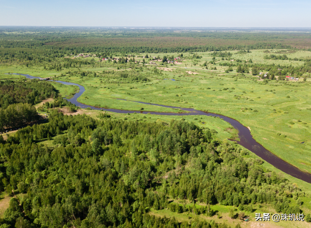 从“偏远边疆”到亚欧枢纽！新疆逆袭，藏在光伏板、粮仓和公路里