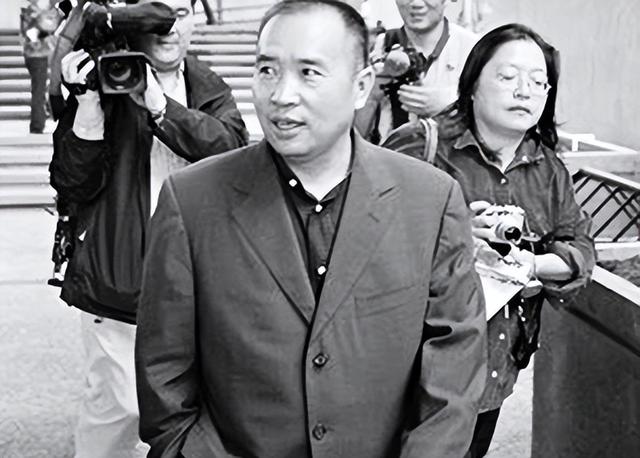 赖昌星妻子曾明娜现状，独居3000平老宅，做饭弄花草活成人生赢家